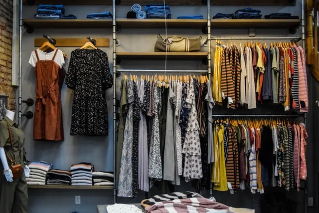 Jak dobrze wyposażyć butik odzieżowy?