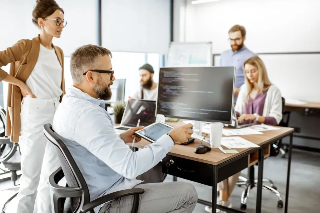 Outsourcing IT: Czym jest i komu się opłaca?