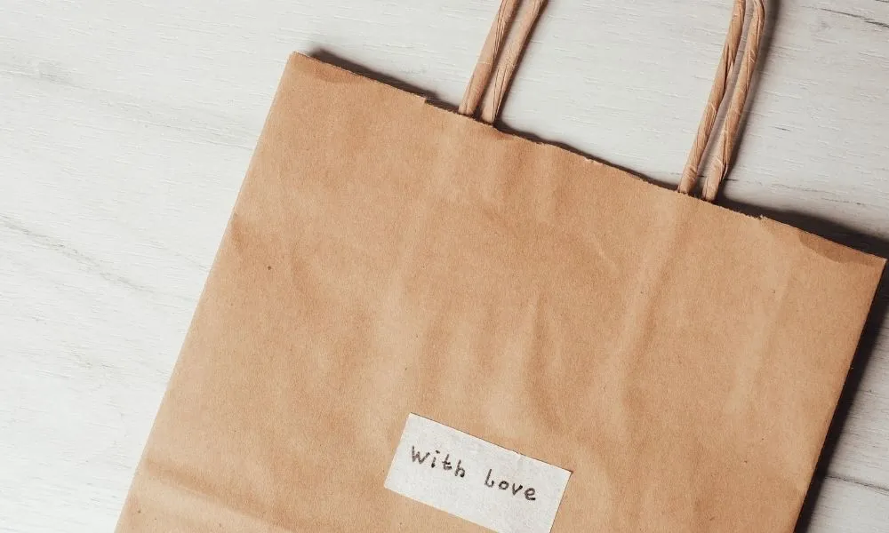 Torba papierowa z logo: Co warto wiedzieć przed zamówieniem?