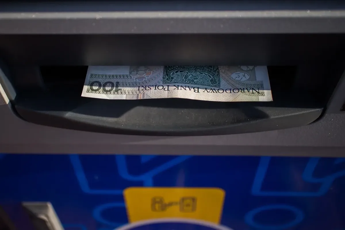 Jak wpłacić pieniądze na konto bankowe? Wpłata na rachunek bankowy
